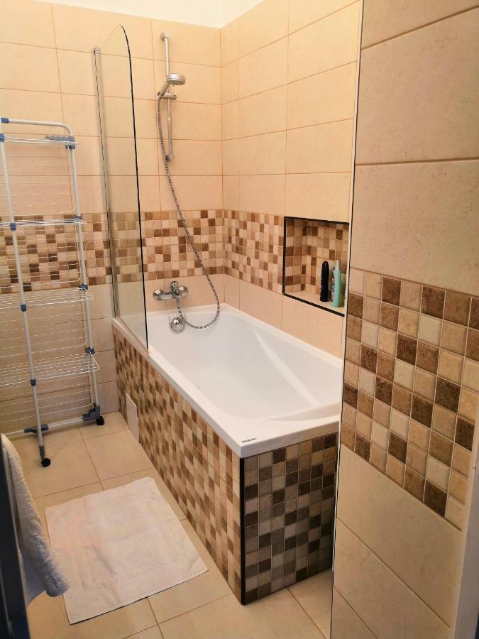Ancsi Apartmant Кескемет Екстериор снимка